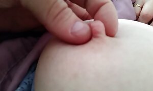 دختر لاغر با عکس های سوپر و سکسی شکاف غیر تراشیده در حمام شسته می شود