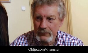 یک مرد به یک بلوند پوشیده از چکمه های بلند عکس های سکس سوپر خیره می شود
