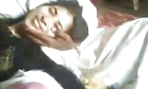 بروکلین چیس به لباس ملکه برفی فیلم سوپر دبیرستانی تسلیم می شود