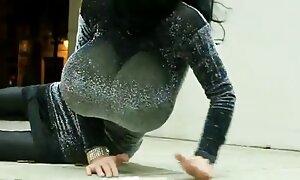 کنزی تیلور مردی را زیر میز کانال فیلم سکس سوپر ماساژ می شکند