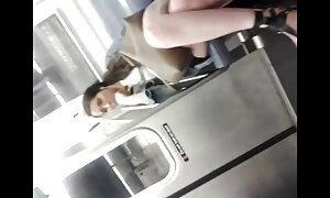 سرخ جلو یک تخت وصل عکس سوپر پورن کرده و به وسایل برقی گوش می داد